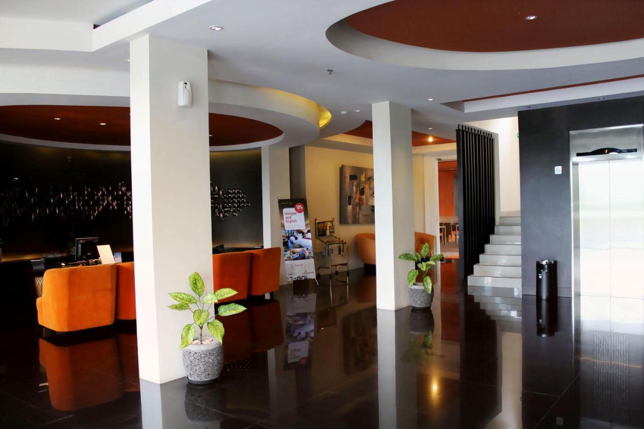 100 Sunset Kuta Hotel & Ballroom Екстер'єр фото